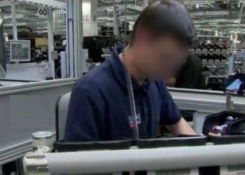 Fábrica Do Polo Industrial Chama Alimentador e Auxiliares De Produção Para Trabalhar em Turnos