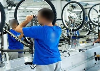 Fábrica Contrata Trabalhadores para o Setor de Montagem de Bicicletas